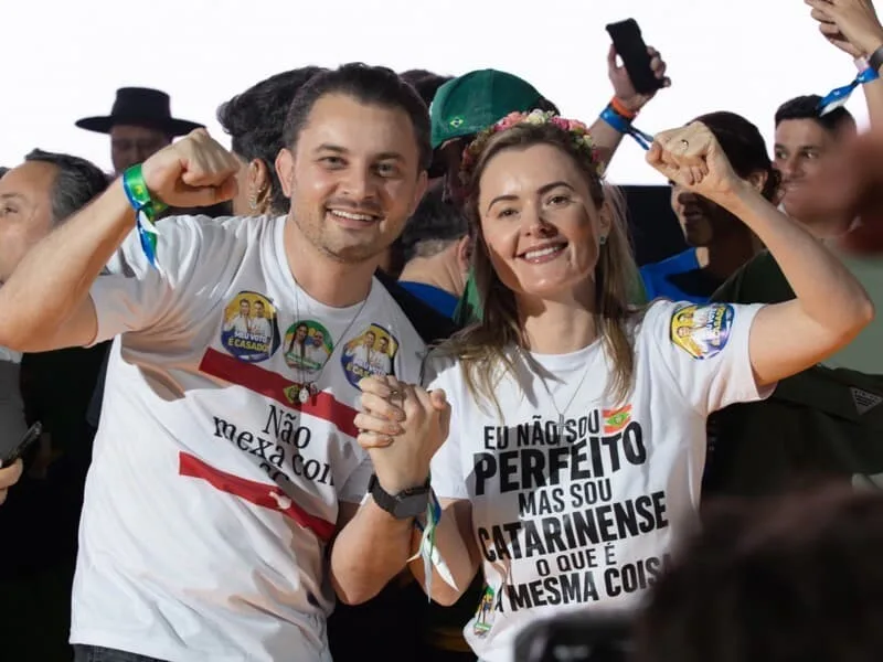 TRE-SC libera que Zanatta e companheiro usem frase "meu voto é casado"