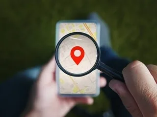 « L’impression que chacun de mes gestes était surveillé » : quand les enfants se mettent à géolocaliser leurs parents