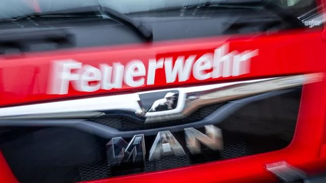 Feuerwehreinsatz: Großbrand in alter Fabrik sorgt für Rauch in Wismar