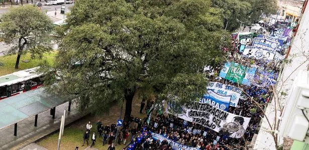 Endividamento recorde leva argentinos às ruas contra política econômica de Milei