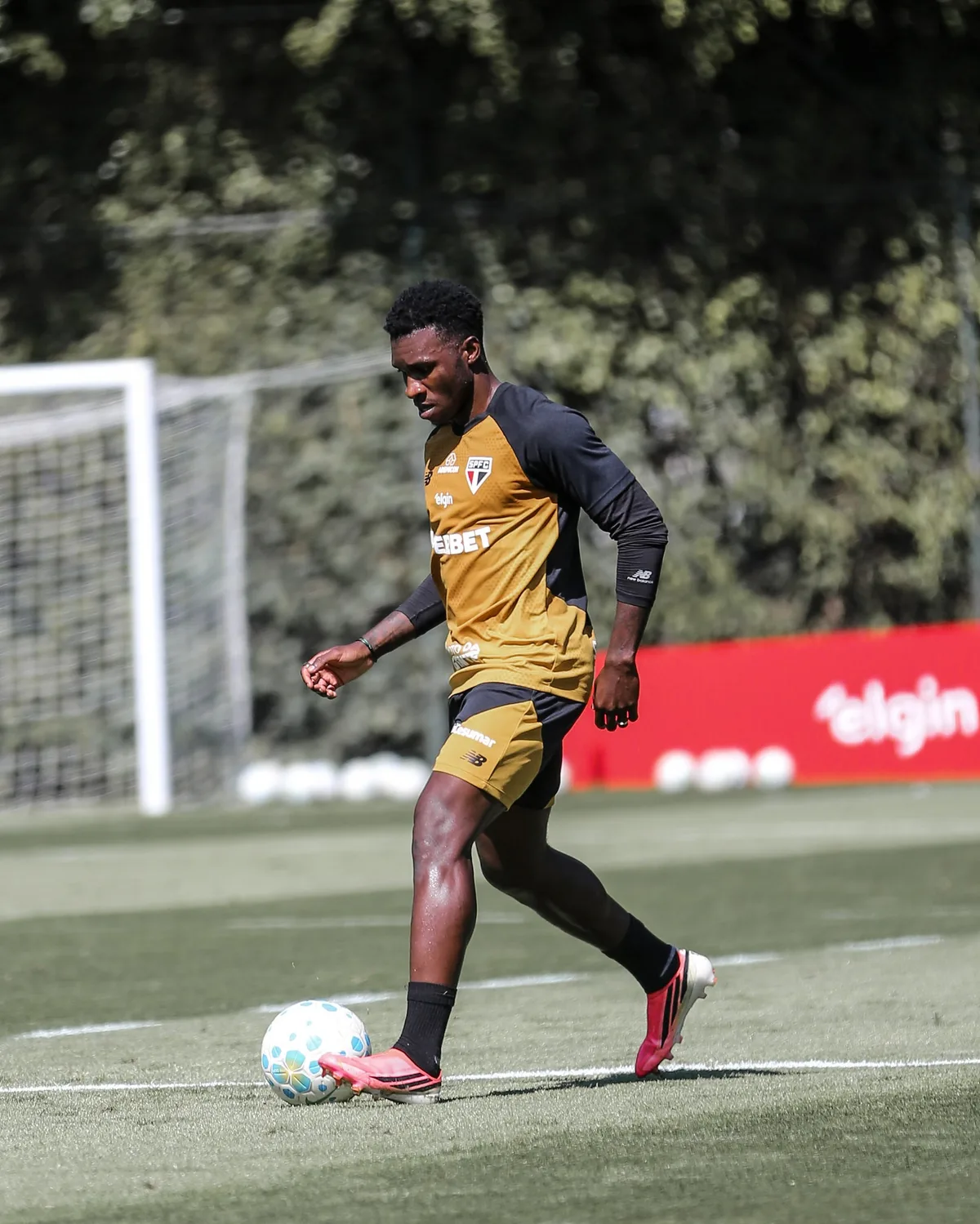 Aurélio Buta passará por cirurgia no joelho e vira desfalque no São Paulo