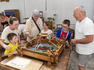« On les aime beaucoup, ils nous montrent la voie » : comment grands-parents et petits-enfants tissent des liens ?