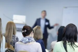 Submeter trabalhadores a reuniões de cunho eleitoral configura assédio