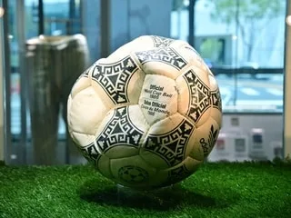 Diego Maradona. Le ballon du but de « la main de Dieu » marqué lors du Mondial 1986 vendu plus de 2,8 millions d’euros