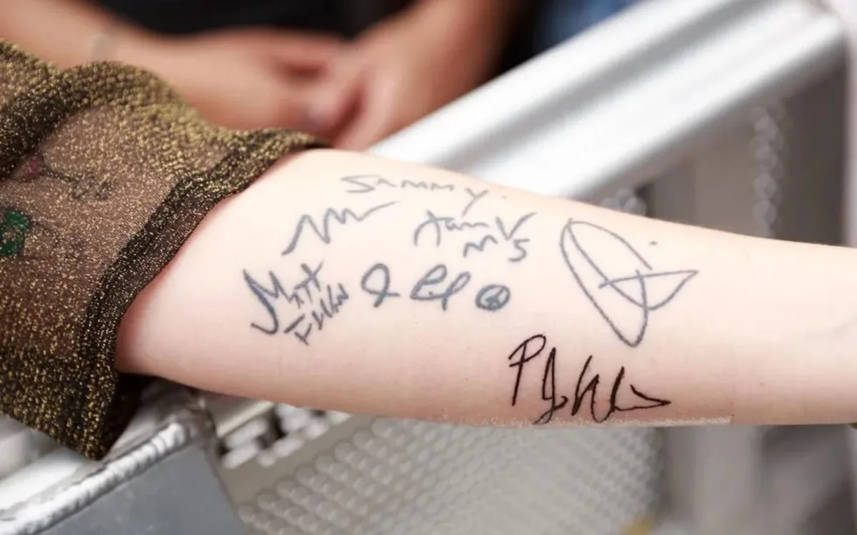Fã tatua autógrafos do Maroon 5 e celebra cura do câncer em show no Brasil: 'Homenagem'