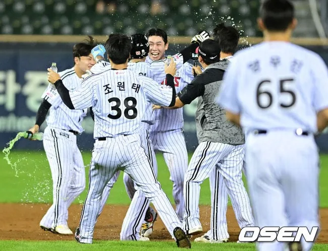 [사진]홍창기 연장 10회말 끝내기에 물세례 축하 보내는 LG
