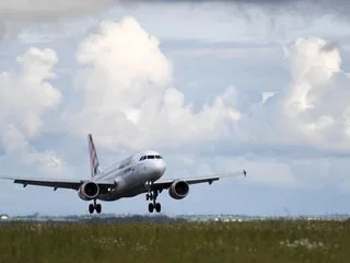 Un Airbus percute un employé de l’aéroport avant son décollage, la victime hospitalisée dans un état « critique »
