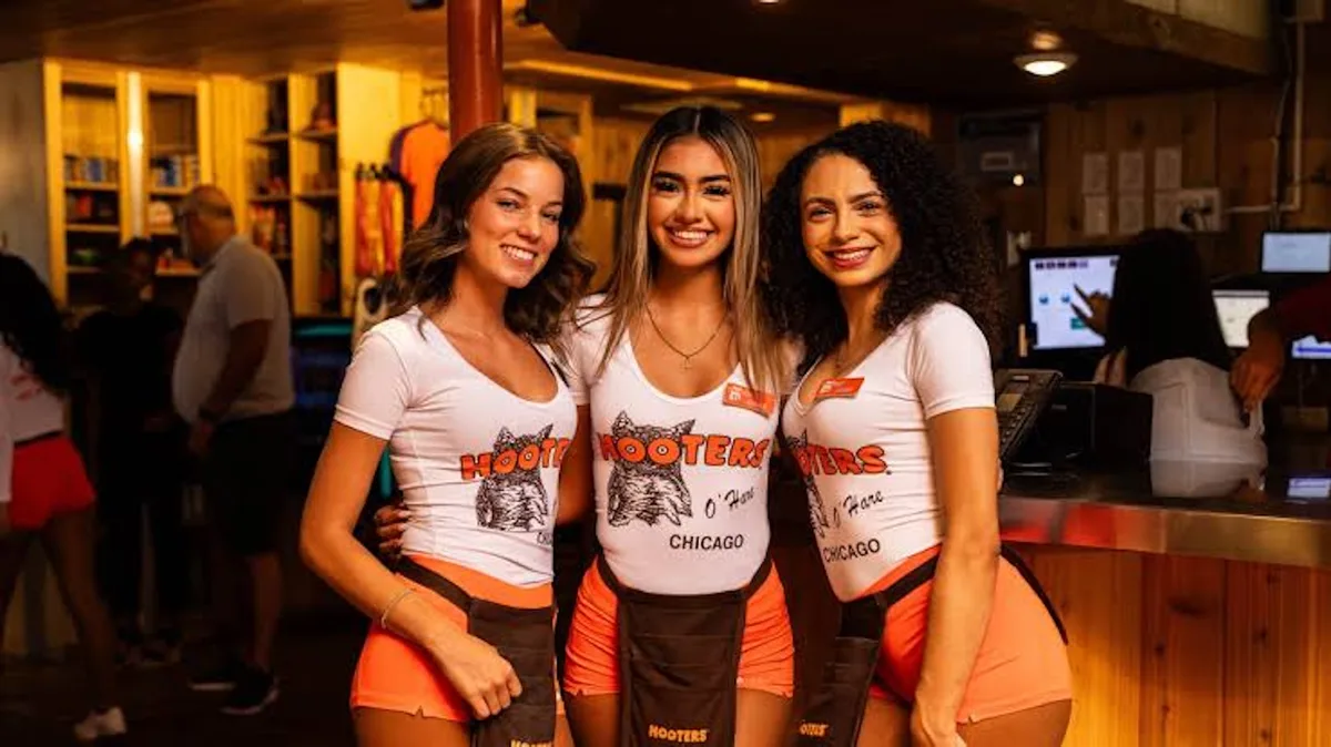 De uma viagem entre amigos a um império: criação da Hooters vai parar no cinema