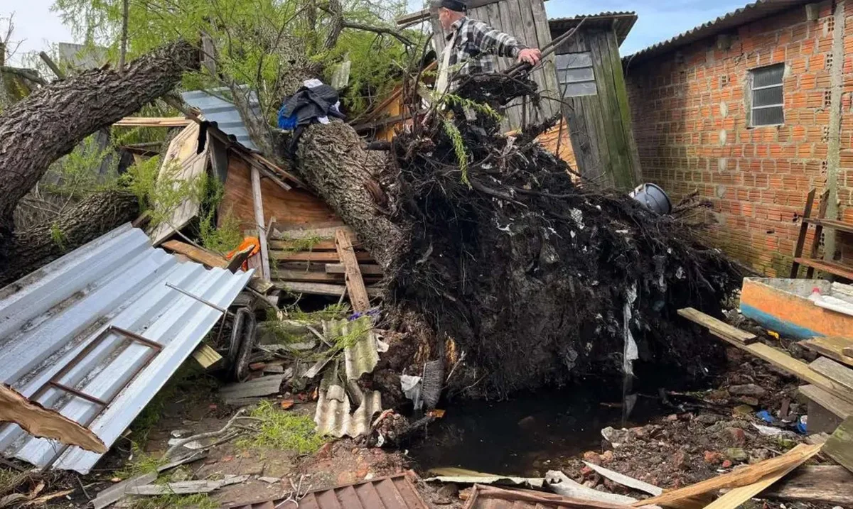 Temporal com vendaval provoca destruição no RS e deixa ao menos 4 mortos