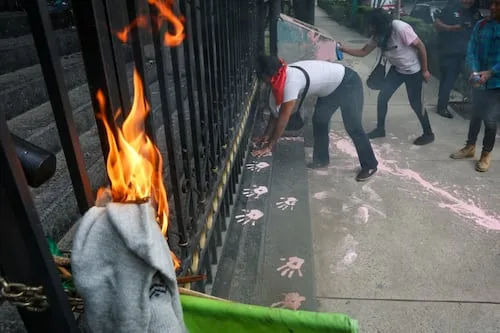 Personas trans y no binarias vuelven a protestar en Segob; acusan pendientes en educación, salud y vivienda