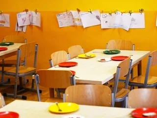 Le maire avait exclu un enfant allergique à l’arachide de la cantine scolaire : la justice donne raison aux parents