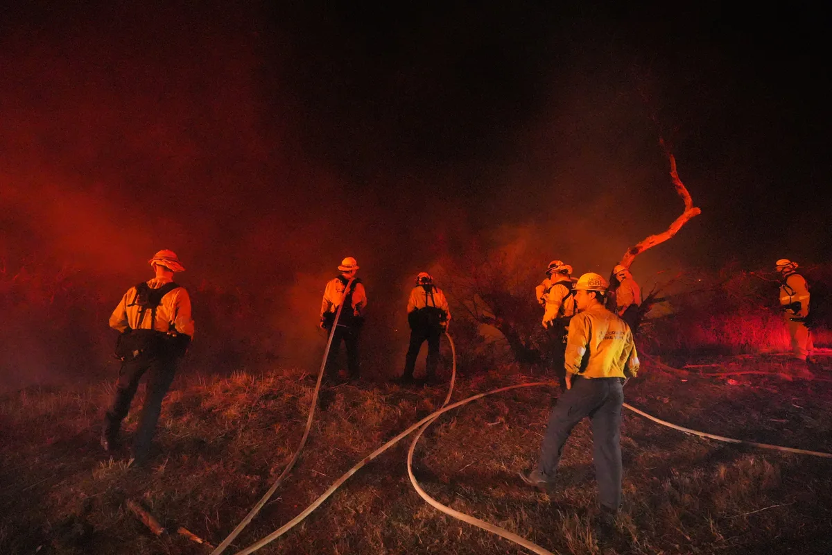Tres incendios forestales obligan a evacuar zonas del sur de California en medio de fuertes vientos