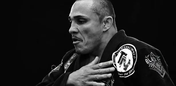 Lutador tetracampeão mundial de jiu-jitsu morre em acidente de moto
