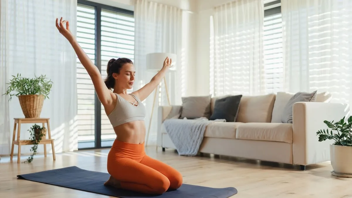 Expertin erklärt - Diese Yoga-Übungen machen die Arme stark