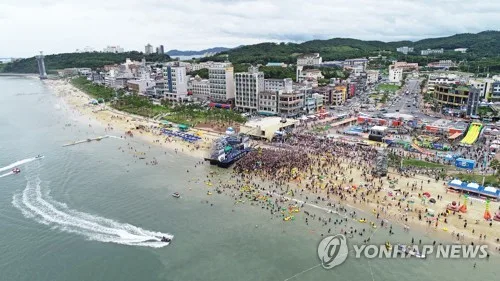 너울성 파도에 30ｍ휩쓸린 물놀이객, 계약종료 안전요원들이 구조