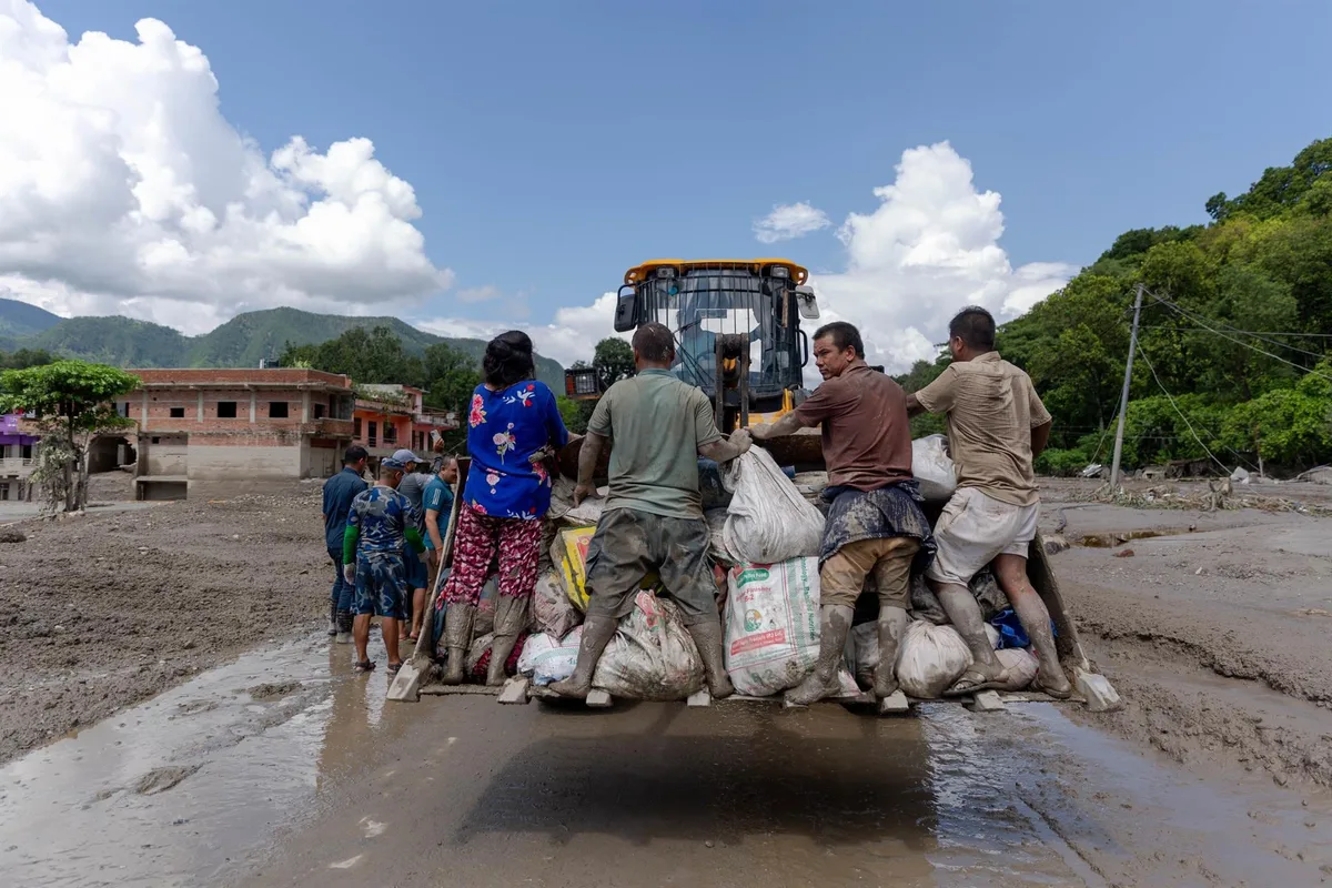 El Gobierno de Nepal dona su salario para la reconstrucción tras la grave riada