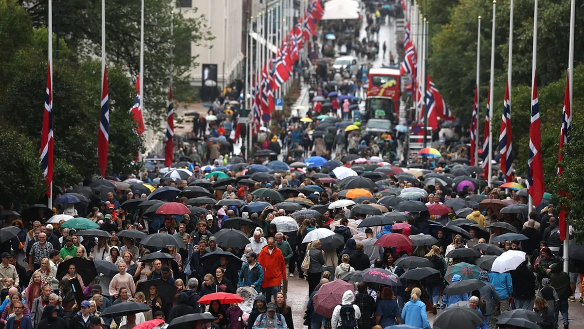 Dezenas de milhares prestam homenagem a Harald V em Oslo
