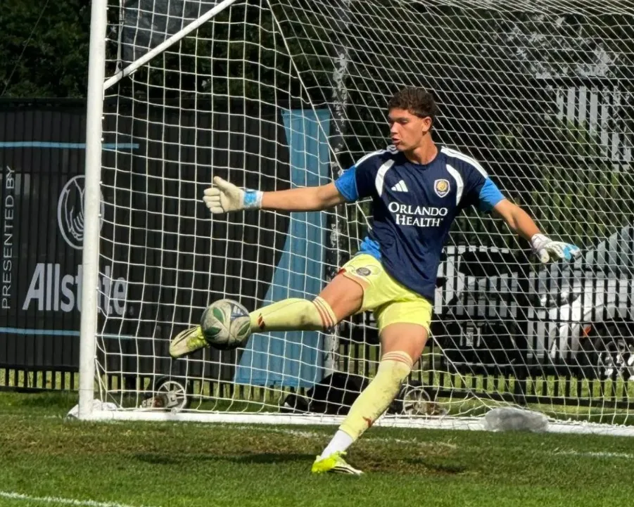 Ex-Bahia, goleiro de 18 anos se destaca em Orlando e mira profissional