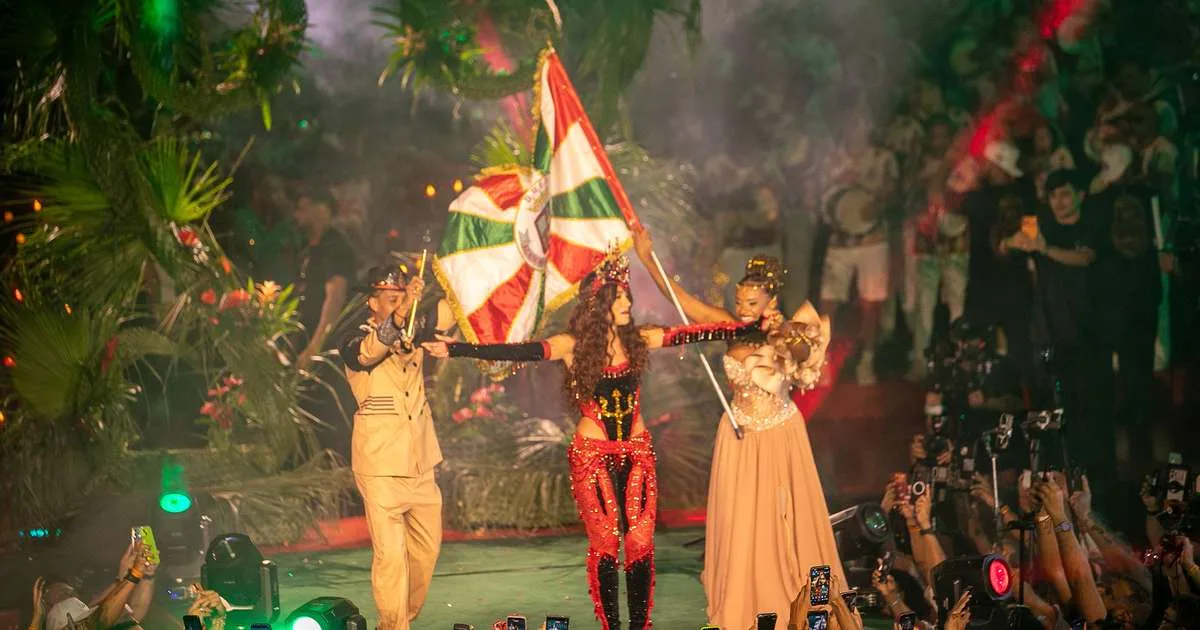 Após saída de Virginia, Anitta é coroada rainha de bateria na Grande Rio