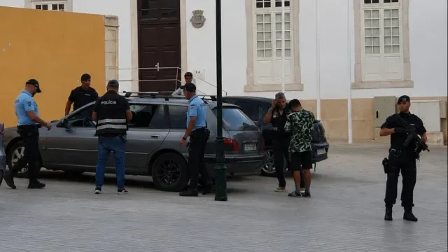 PSP fiscaliza 29 estrangeiros em Portimão e notifica um para expulsão