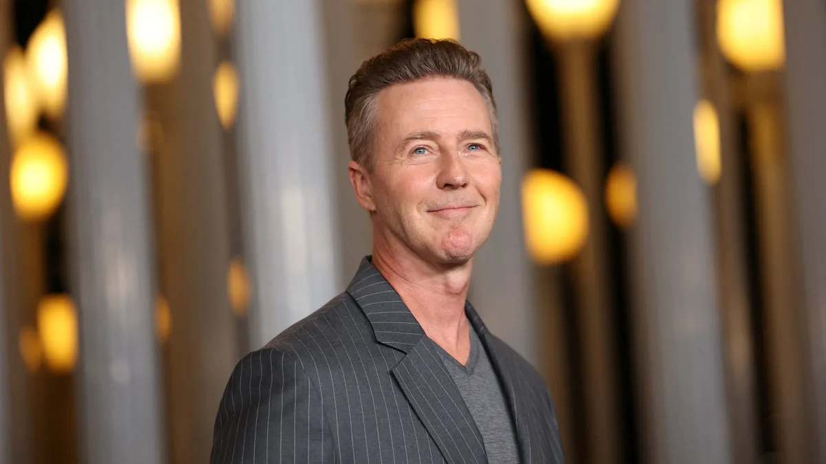 Edward Norton cumple 57 años: el estilo del actor que desafía la moda efímera con clásicos renovados