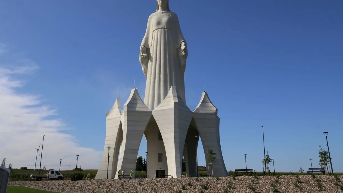 Polonia estrena una estatua de la Virgen María de 55 metros: es la más alta de Europa y supera al Cristo Redentor de Río de Janeiro