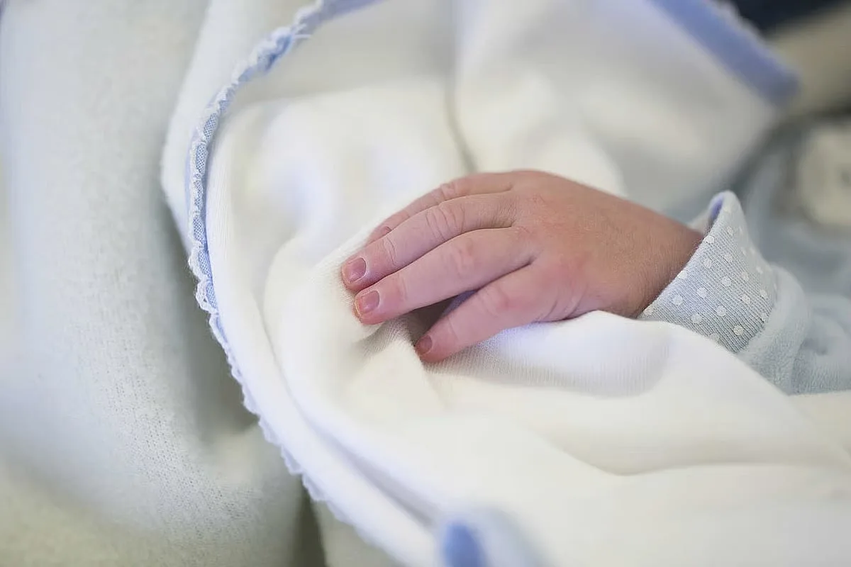Discussão do alargamento da licença parental inicial paga a 100% é adiada uma semana