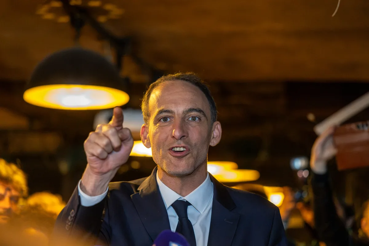 "Un décalage venant de sa retenue corporelle" : que dit le langage non-verbal de Raphaël Glucksmann ?