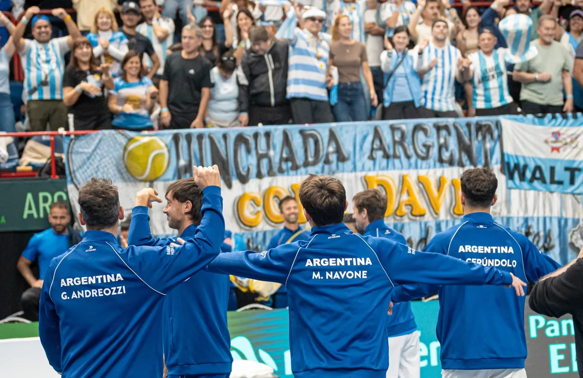 Viajan por el mundo para alentar a Argentina en la Copa Davis: la historia detrás de la hinchada que llegó a Neuquén