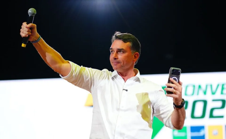 TSE libera candidatura de Flávio Bolsonaro pelo PL e suspende novas filiações