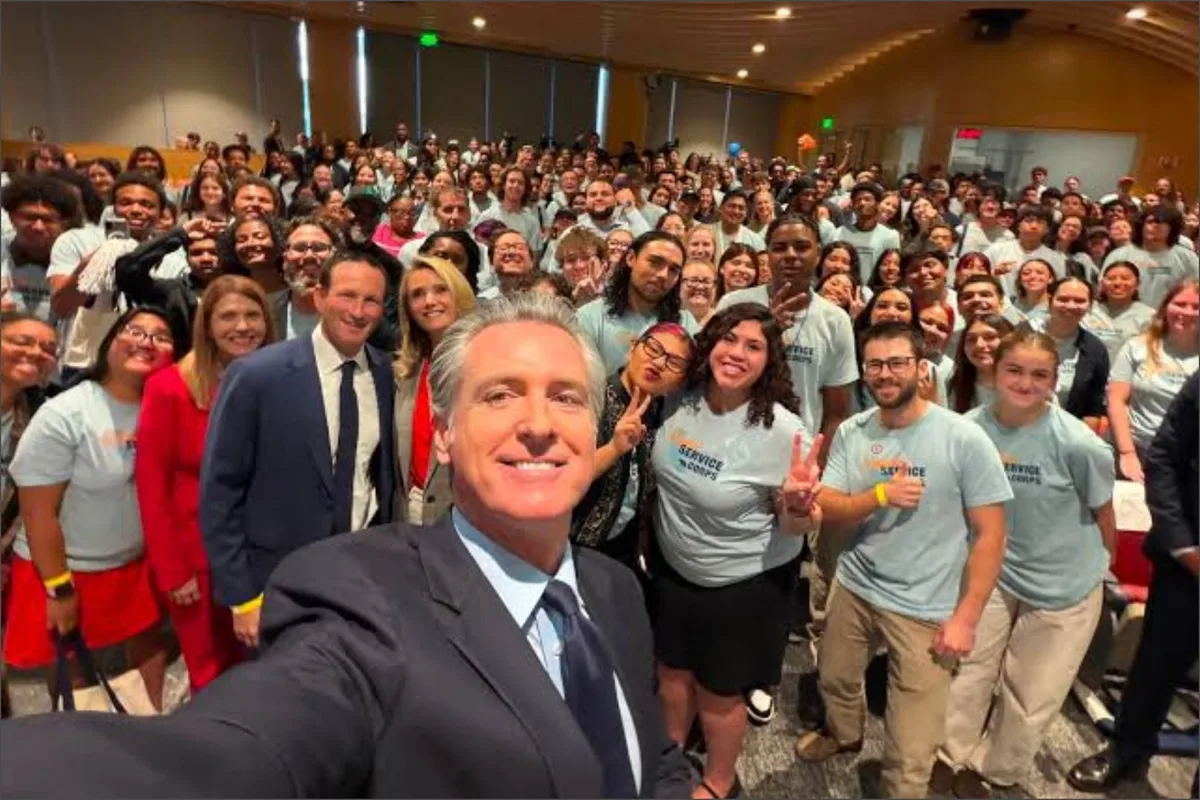 California: el programa de Newsom que paga hasta US$10.000 por 450 horas y admite a ciertos dreamers
