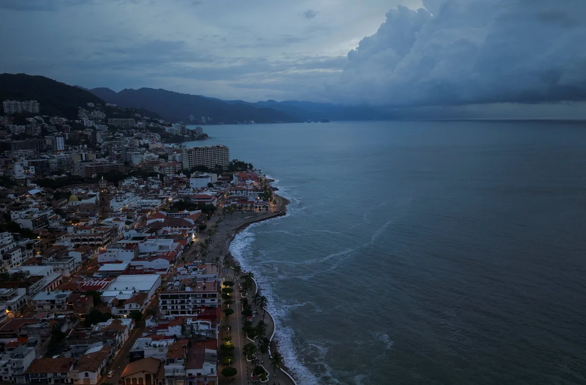 Huracán Simón pone en alerta a Puerto Vallarta: mil 500 militares, playas cerradas y oleaje de 10 metros