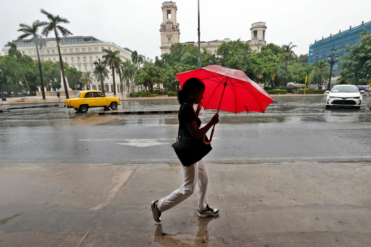 Una vaguada dejará al menos tres días de lluvias en Cuba que ya registra inundaciones en La Habana