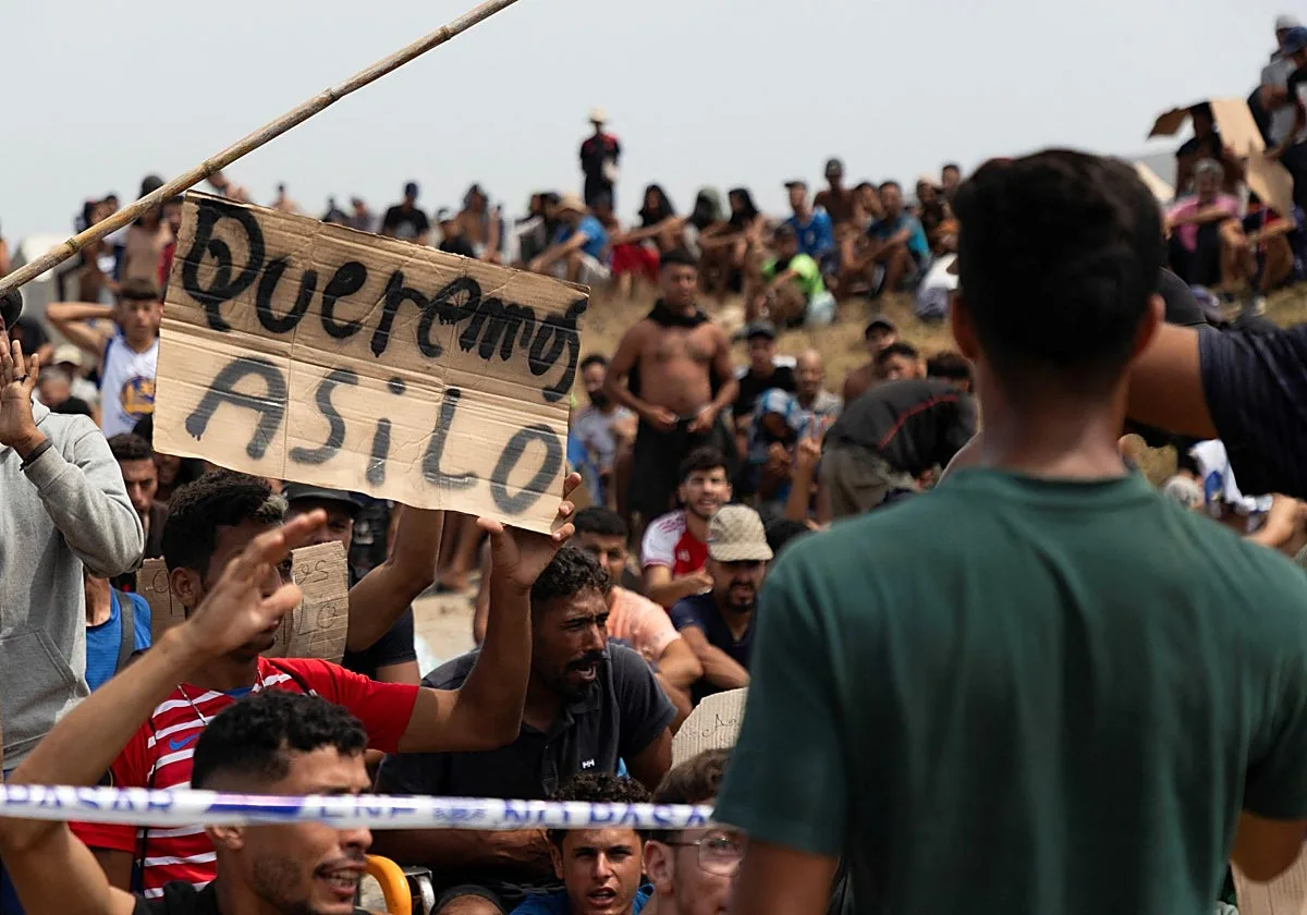 Decenas de inmigrantes de la avalancha en Ceuta logran saltar a la Península