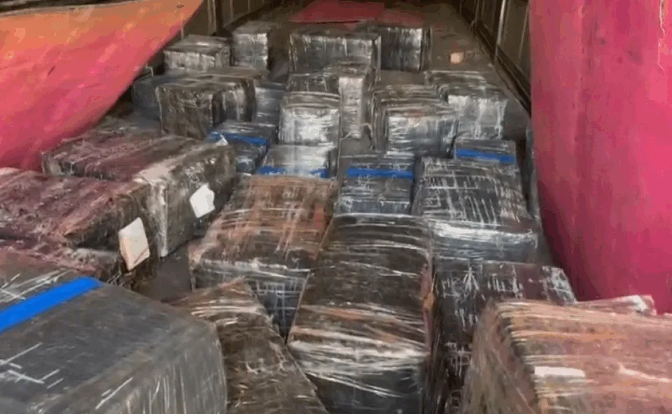 Sentiram a maresia! PM apreende duas toneladas de maconha em Foz do Iguaçu escondidas em caminhão