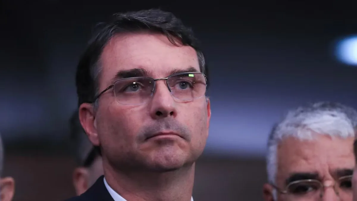 Assessora de Flávio Bolsonaro negociou emenda de quase R$ 200 mil com miliciano condenado no caso Marielle