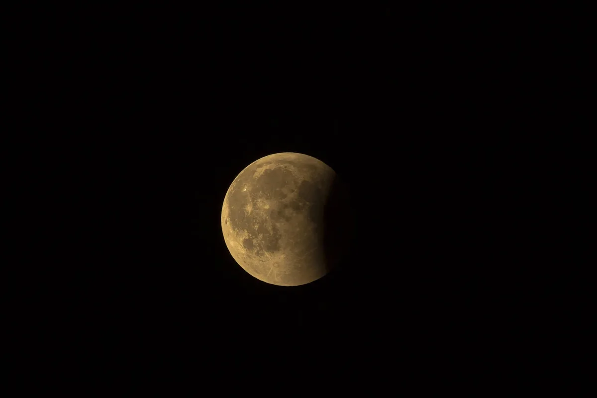 Lua vai ‘sumir’ nesta madrugada: eclipse poderá ser visto em todo o Brasil