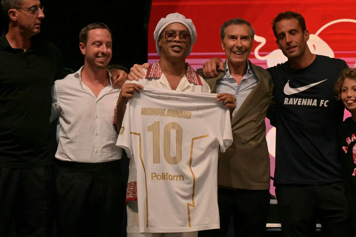 Ronaldinho Gaúcho é apresentado em clube da terceira divisão italiana