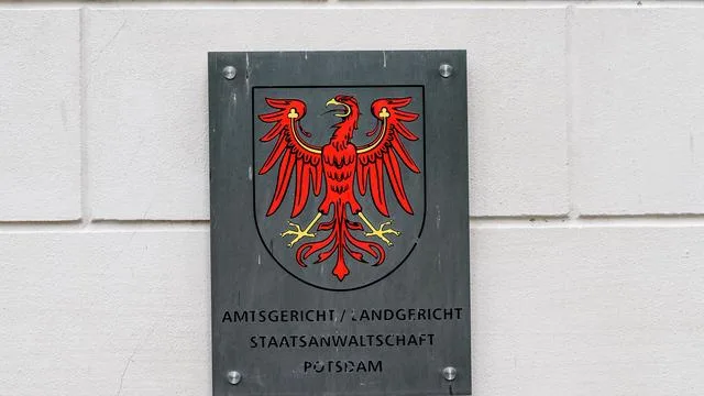 81-Jährige geschubst: Rentnerin stirbt bei Raub: lebenslang und fast 14 Jahre Haft