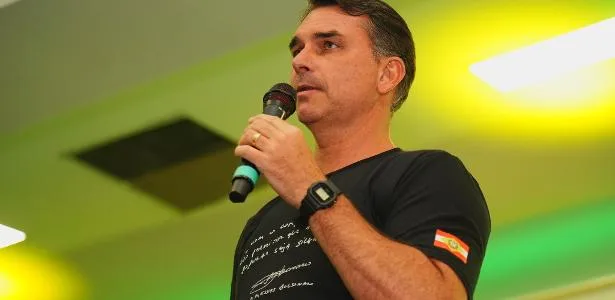 Do INSS ao Master, Flávio voou no jato de Vorcaro com escândalos na mala