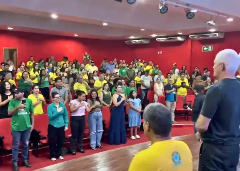 De verde e amarelo, integrantes do Movimento de Direita do Acre cantam o Hino Nacional em encontro em Rio Branco