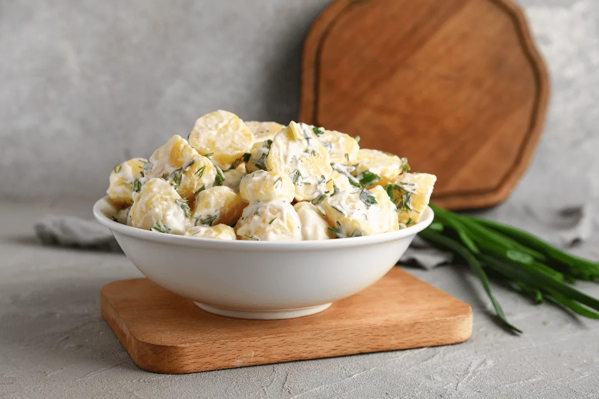 Quer deixar a salada de batata mais leve? Veja como usar iogurte no lugar da maionese