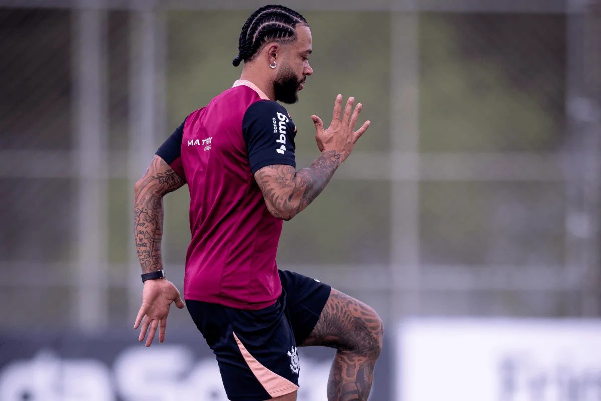 Depay volta aos treinos no Corinthians após acerto por renovação