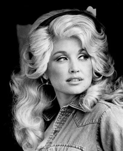 Dolly Parton: Irmã emociona ao revelar último pedido feito pela cantora CNN comete gafe ao noticiar morte de Dolly Parton e exibe foto de sósia (Foto: Getty)
