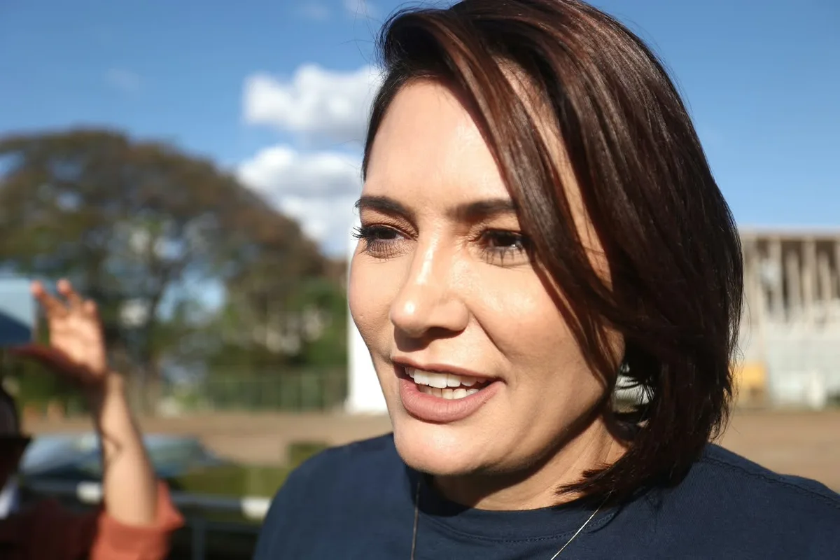 Michelle Bolsonaro é internada em hospital após crise de enxaqueca