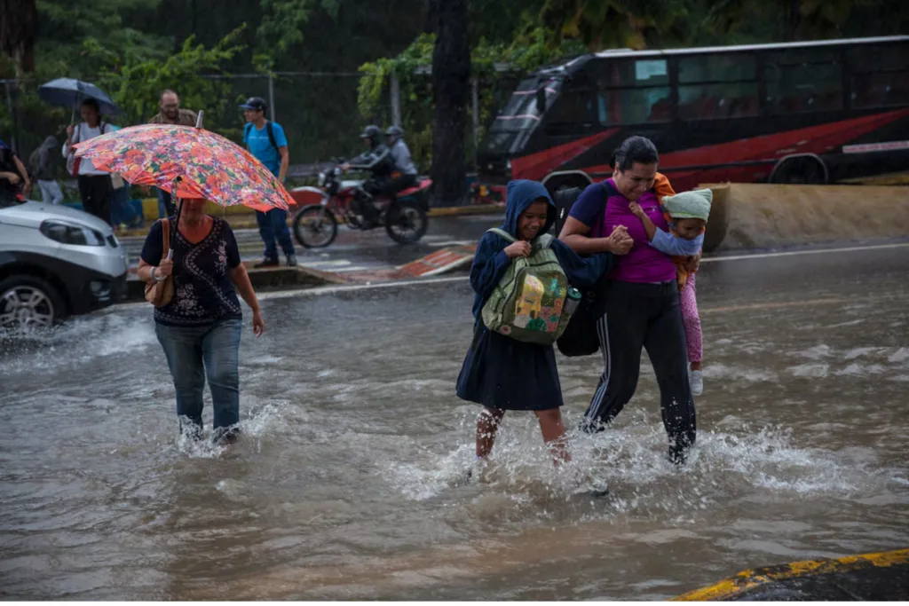 Los barrios de Caracas sobrevivieron al terremoto pero las lluvias reactivan las alarmas