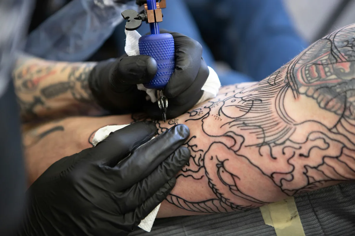 Tatuagens podem ser tóxicas? Entenda o que diz a ciência