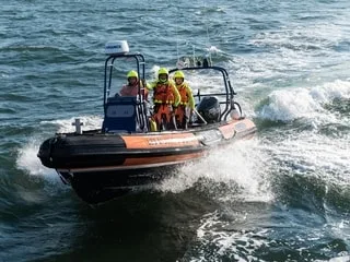 Environ cinquante migrants prennent la mer après avoir embarqué à Port-en-Bessin dans le Calvados : la SNSM mobilisée