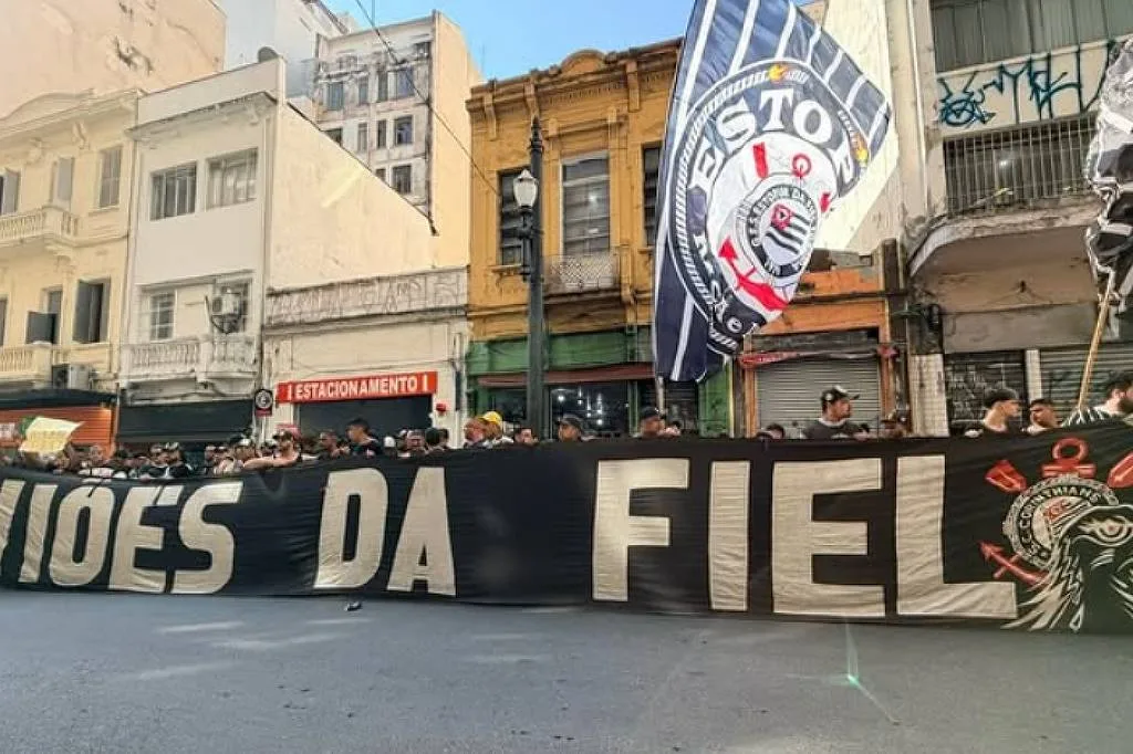 Torcedores protestam em frente ao Ministério Público e pedem intervenção no Corinthians
