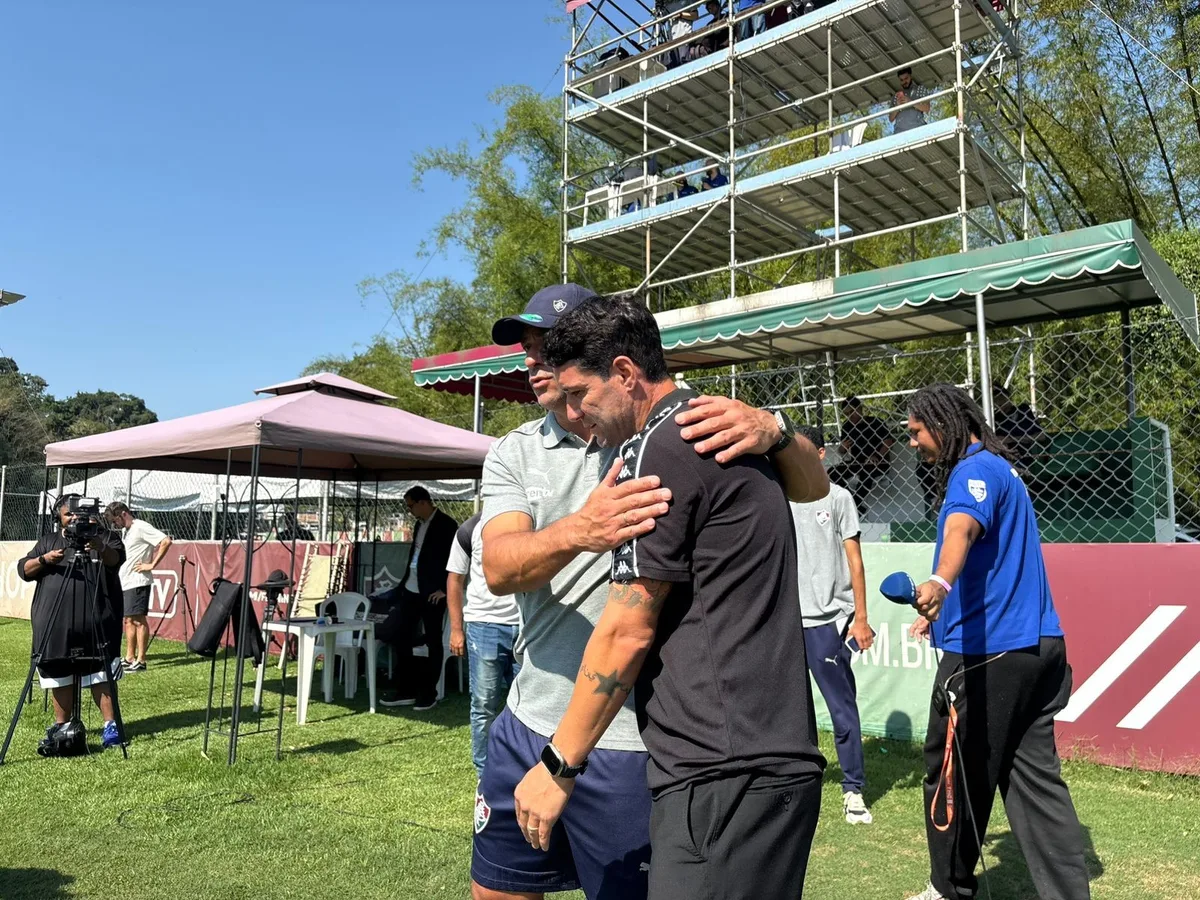 Fred e Thiago Neves se abraçam em reencontro como técnicos no sub-20: "Depois uma resenha"